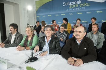 Los parlamentarios de EH Bildu posan ante la prensa. (Jon URBE/ARGAZKI PRESS)