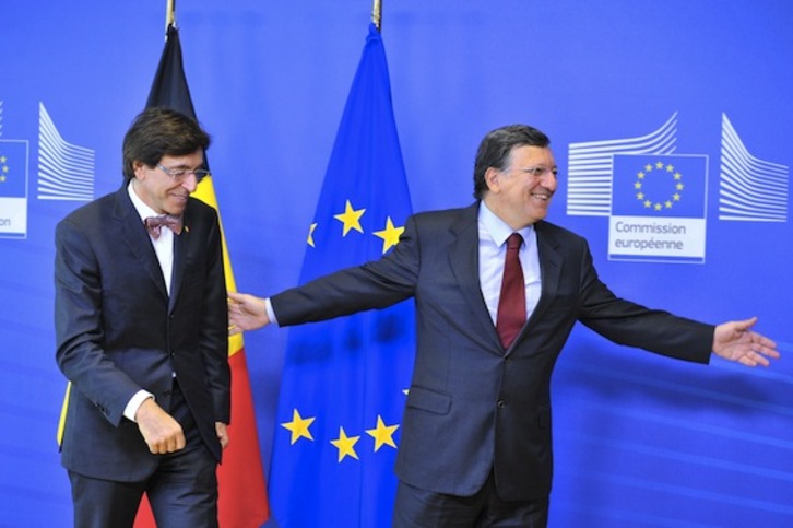 El presidente de la Comisión Europea, Jose Manuel Barroso, con el primer ministro belga, Elio di Rupo. (Georges GOBET/AFP PHOTO)