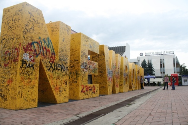 «New Born» (Nuevo Nacimiento), en recuerdo de la independencia en el centro de la capital de Kosovo, Pristina. (Beñat ZALDUA)