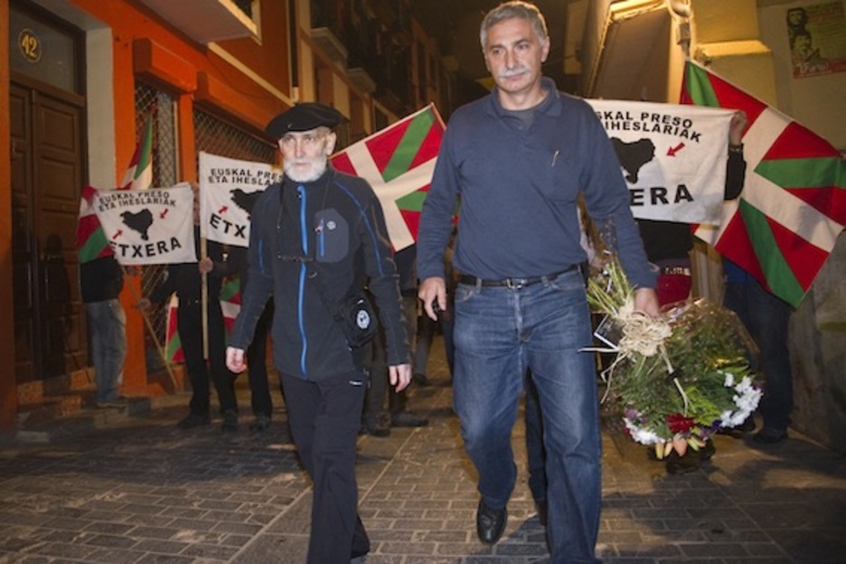 Iosu Uribetxebarria, anaia Javirekin, Arrasaten jasotako lehen harreran. (Juanan RUIZ/ARGAZKI PRESS)