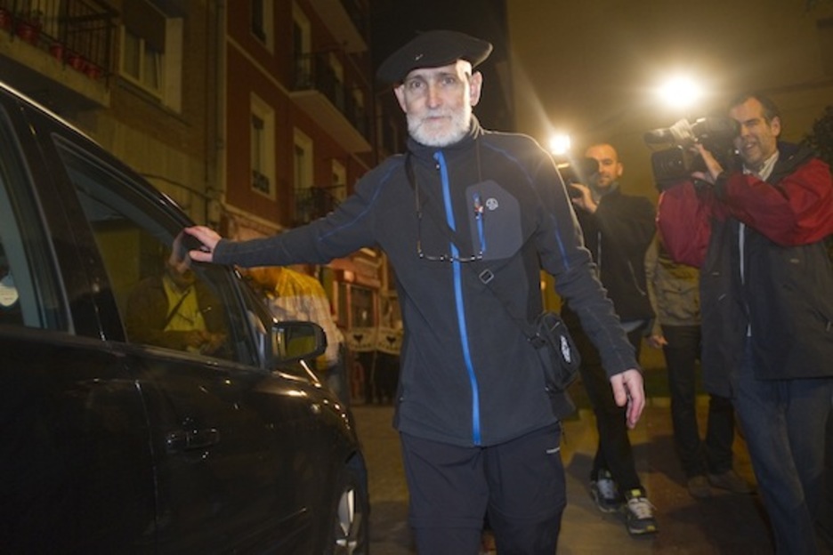 Iosu Uribetxebarria, Arrasateko ongietorrian, kameraz inguratuta. (Juanan RUIZ/ARGAZKI PRESS)