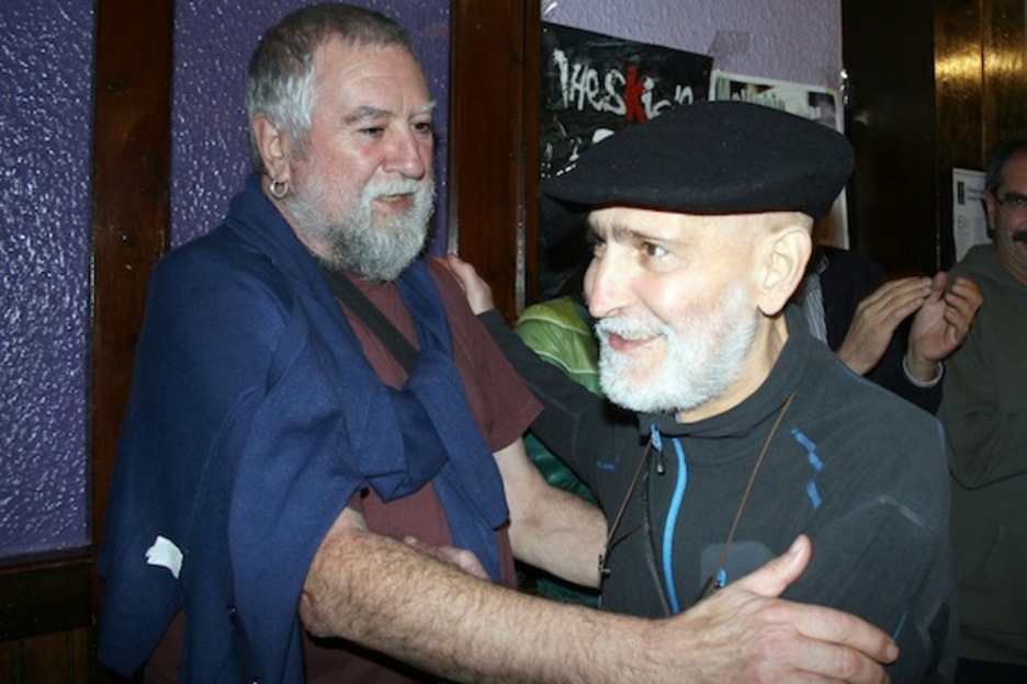 Iosu Uribetxebarria, Jon Agirre Agiriano preso ohia agurtzen. (Juanan RUIZ/ARGAZKI PRESS)
