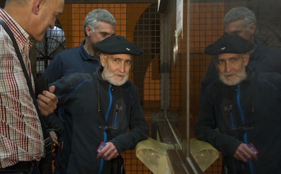 Iosu Uribetxebarria, Martuteneko espetxearen sarreran. (Juanan RUIZ/ARGAZKI PRESS)