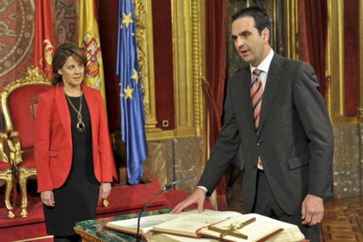 Iñigo Alli jura su cargo, con Yolanda Barcina a su lado. (Lander F. ARROYABE/ARGAZKI PRESS)