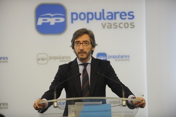 Oyarzábal ha confirmado la continuidad de Basagoiti al frente del PP hasta 2015. (ARGAZKI PRESS)