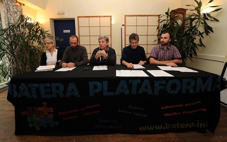 Baterako kideek Baionan eman duten prentsaurrekoaren irudia. (Gaizka IROZ/ARGAZKI PRESS)