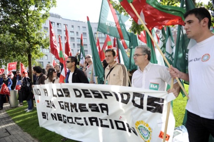 ELA, CCOO y UGT de Gamesa se concentraron ayer ante la Torre Iberdrola para pedir a la eléctrica, mayor accionista, que se implique para evitar despidos. (Marisol RAMÍREZ/ARGAZKI PRESS) 
