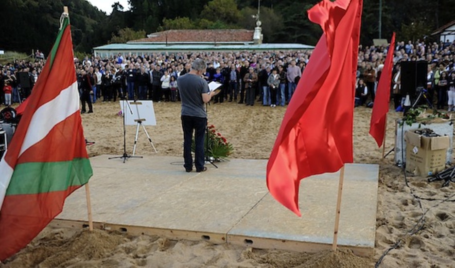 Ehunka lagun izan dira Lagako hondartzan, Ziluagari azken agur sentikorra emateko. (Marisol RAMIREZ/ARGAZKI PRESS)