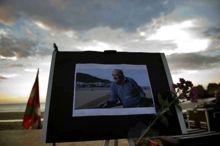 Txomin Ziluagaren irudia, Lagako hondartzan. (Marisol RAMIREZ/ARGAZKI PRESS)