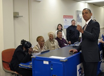El presidente de EEUU y candidato demócrata a la reelección, Barack Obama, vota por anticipado para las presidenciales de EEUU. (Mandel NGAN/AFP)