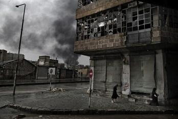Una mujer pasea por las calles desiertas de la ciudad de Alepo. (Javier MANZANO / AFP)
