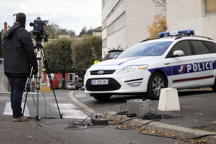 Kazetari bat irudiak hartzen, atxiloketak burutu ziren hotelaren inguruetan. (Jeff PACHOUD / AFP)