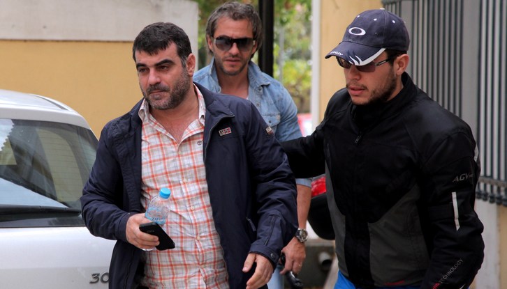Vaxevanis tras ser arrestado. (Georgios VAXEVANIS / AFP)