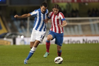 Partido entre la Real y el Atlético de Madrid. En la imagen, Xabi Prieto lucha con un jugador del Atlético. (Gari GARAIALDE/ARGAZKI PRESS)