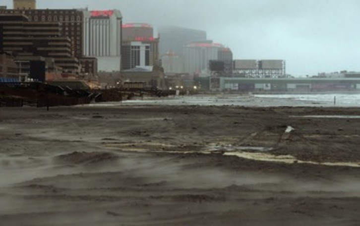 La llegada del huracán Sandy ya se está notando en Nueva Jersey. (Mario TAMA/AFP)