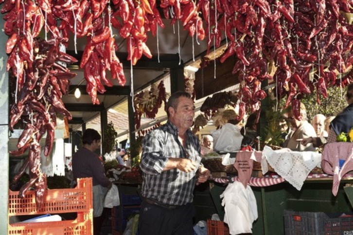 Miles de personas se darán cita hoy en Gernika en la feria del último lunes de octubre. (Jon HERNAEZ/ARGAZKI PRESS)