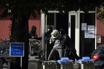 Agentes de la Policía francesa se llevan a Izaskun Lesaka. (Jeff PACHOUD/AFP)