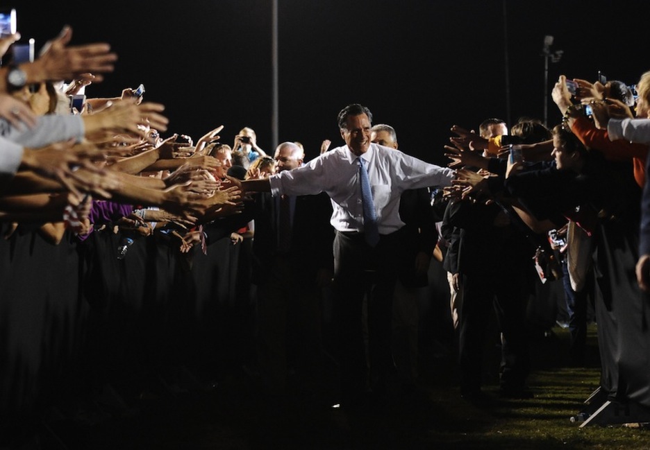 Romney se da un baño de masas en Florida. (Emmanuel DUNAND/AFP PHOTO) Romney se da un baño de masas en Florida. (Emmanuel DUNAND/AFP PHOTO)