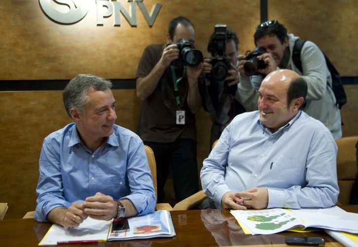 Iñigo Urkullu y Andoni Ortuzar, en la reunión de la Ejecutiva del PNV al día siguiente de ganar las elecciones. (Marisol RAMÍREZ/ARGAZKI PRESS)