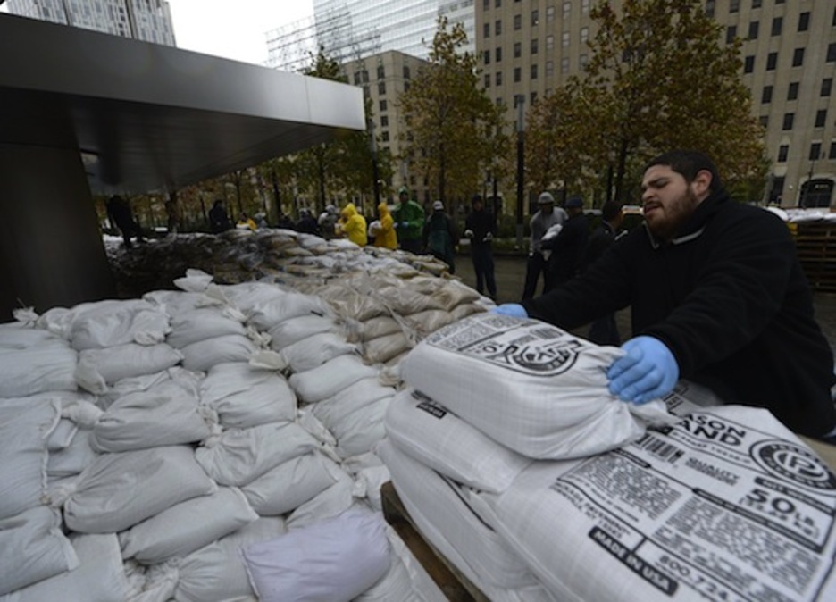 Operarios colocan sacos de tierra junto a los edificos de Manhattan. (Timothy A. CLARY/AFP PHOTO) Operarios colocan sacos de tierra junto a los edificos de Manhattan. (Timothy A. CLARY/AFP PHOTO)
