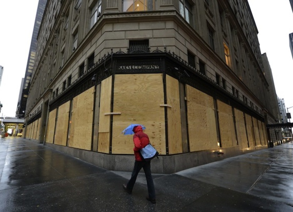 Escaparates de la Quinta Avenida de Nueva York, prevenidos ante la llegada de Sandy. (Timothy A. CLARY/AFP PHOTO) Escaparates de la Quinta Avenida de Nueva York, prevenidos ante la llegada de Sandy. (Timothy A. CLARY/AFP PHOTO)