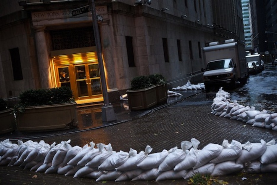 Un edificio de Nueva York, protegido con sacos de arena. (Andrew BURTON/AFP PHOTO) Un edificio de Nueva York, protegido con sacos de arena. (Andrew BURTON/AFP PHOTO)