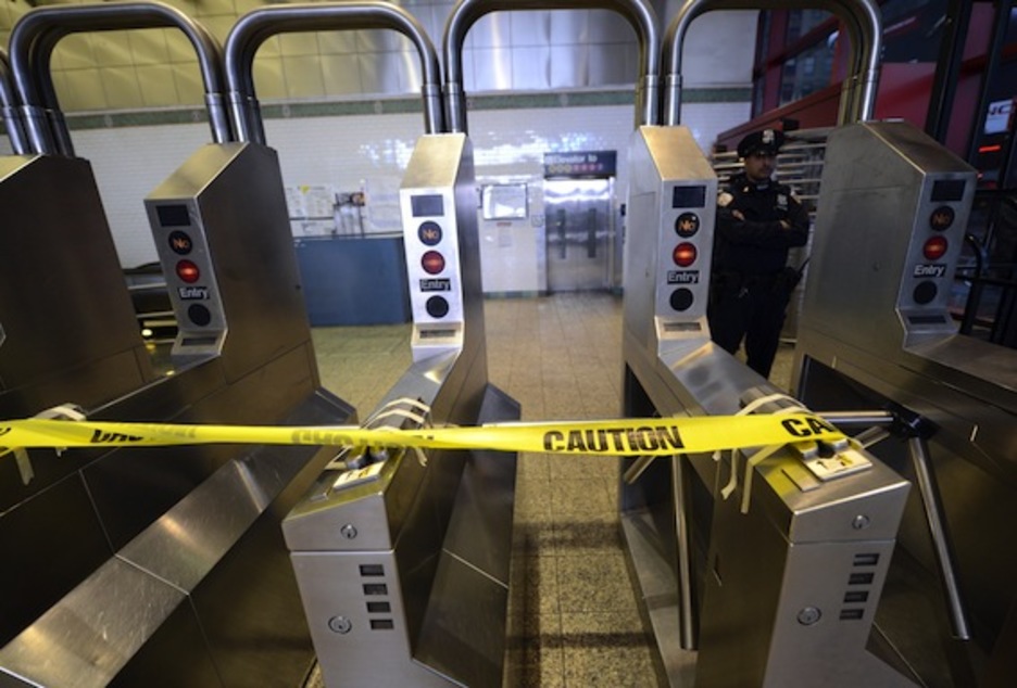 Un policía vigila el acceso al metro en Times Square, cerrado por la llegada de Sandy. (Timothy A. CLARY/AFP PHOTO) Un policía vigila el acceso al metro en Times Square, cerrado por la llegada de Sandy. (Timothy A. CLARY/AFP PHOTO)