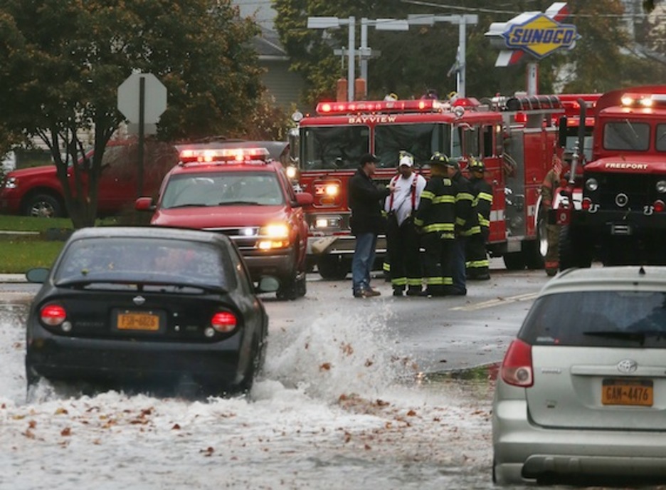 Los bomberos también están en estado de alerta por la llegada de Sandy. (Bruce BENNETT/AFP PHOTO) Los bomberos también están en estado de alerta por la llegada de Sandy. (Bruce BENNETT/AFP PHOTO)