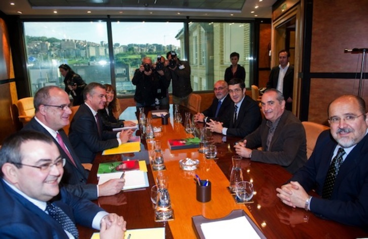 Las delegaciones del PNV y el PSE, durante su encuentro en Sabin Etxea. (Luis JAUREGIALTZO/ARGAZKI PRESS)