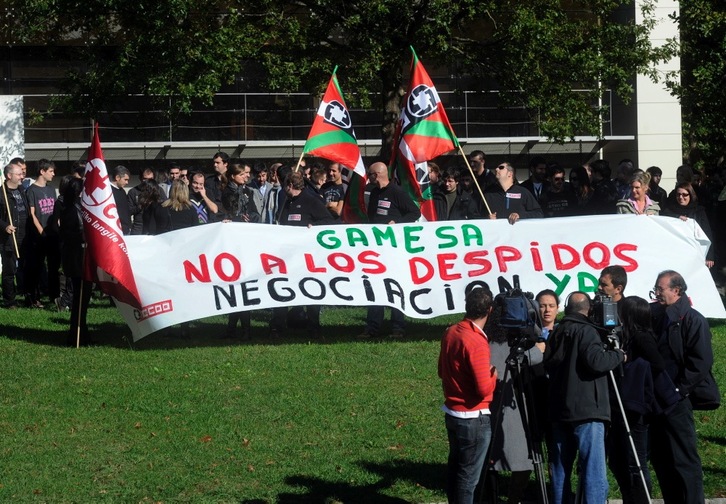 Concentración de los trabajadores de Gamesa para exigir a la dirección que opte por la vía de la negociación. Foto de archivo. (Luis JAUREGIALTZO/ARGAZKI PRESS)