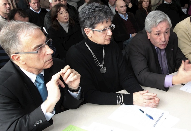 Tres de los firmantes de la carta, Kotte Ecenarro, Sylviane Alaux y Frantxua Maitia, en una comparecencia anterior. (Bob EDME)
