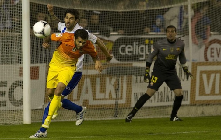 Un lance del encuentro de ida entre el Alavés y el Barcelona. (Raul BOGAJO/ARGAZKI PRESS)