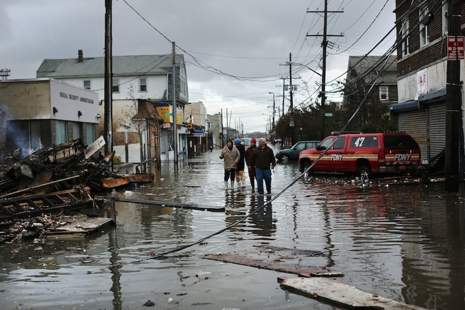 New Yorkeko auzo bateko biztanleak Sandyk eragin dituen kalteei erreparatzen. (Spencer PLATT/AFP) New Yorkeko auzo bateko biztanleak Sandyk eragin dituen kalteei erreparatzen. (Spencer PLATT/AFP)