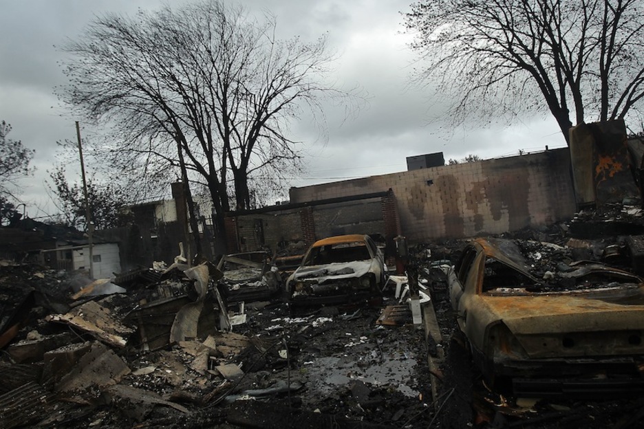 Autoak eta guzti txikitu ditu Sandy urakanak New Yorketik igarotzean. (Spencer PLATT/AFP) Autoak eta guzti txikitu ditu Sandy urakanak New Yorketik igarotzean. (Spencer PLATT/AFP)