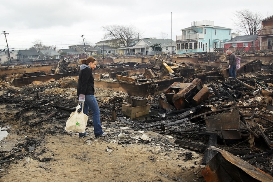 Sandy urakanak eraitsi dituen etxeei begiratzen die irudiko pertsonak. (Spencer PLATT/AFP) Sandy urakanak eraitsi dituen etxeei begiratzen die irudiko pertsonak. (Spencer PLATT/AFP)