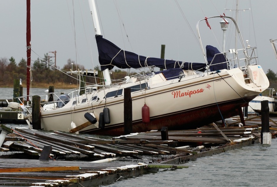 Itsasoan ere eragin handia izan du Sandy urakanak, barkuak euren kokalekuetatik ateraz. (Mike STOBE/AFP) Itsasoan ere eragin handia izan du Sandy urakanak, barkuak euren kokalekuetatik ateraz. (Mike STOBE/AFP)