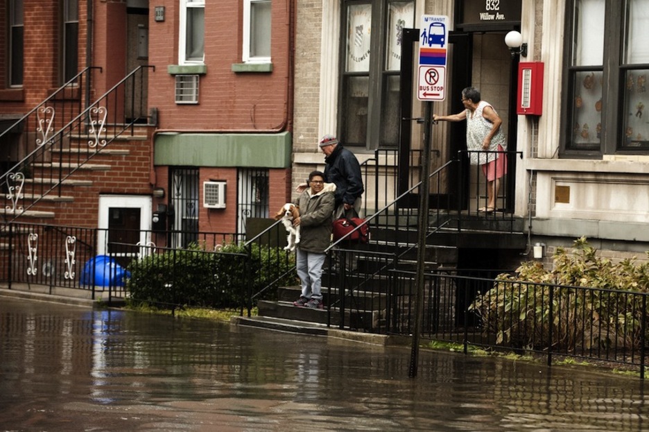 New Jerseyko Hoboken auzoko bizilagunek ezin izan dute euren etxeetatik irten ere egin. (Michael BOCCHIERI/AFP) New Jerseyko Hoboken auzoko bizilagunek ezin izan dute euren etxeetatik irten ere egin. (Michael BOCCHIERI/AFP)