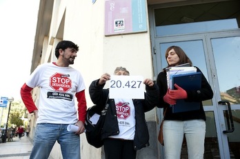Representantes de Stop Desahucios Gipuzkoa, en el momento en que han registrado las firmas. (Juan Carlos RUIZ/ARGAZKI PRESS)
