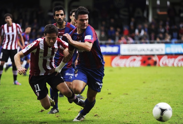 Ander Herrera, Eibarko jokalariekin borrokan. (ARGAZKI PRESS)