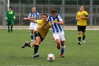Las jugadoras del Athletic celebran uno de los goles. (Luis JAUREGIALTZO/ARGAZKI PRESS)