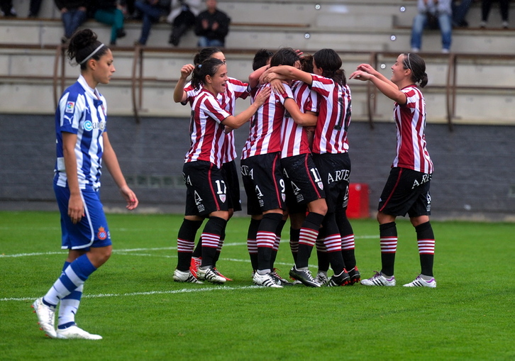 Las jugadoras del Athletic celebran uno de los goles. (Luis JAUREGIALTZO/ARGAZKI PRESS)