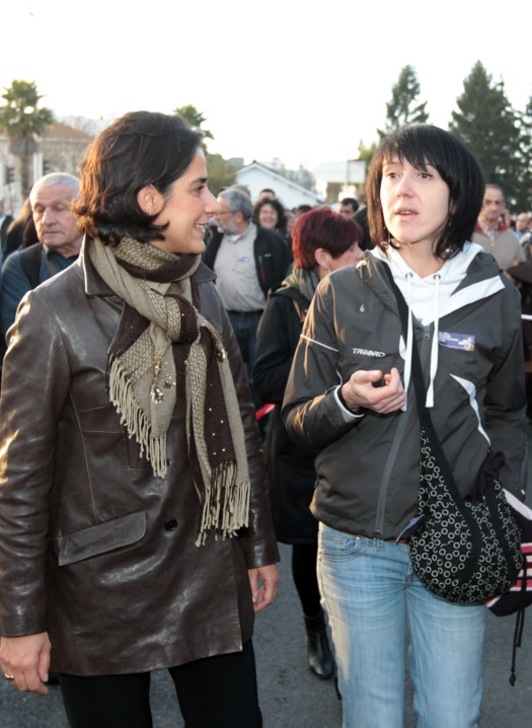 Aurore Martin, junto a la senadora del PS Frédérique Espagnac, en la manifestación que tuvo lugar en diciembre de 2011 en Baiona para reclamar a los estados pasos hacia la solución. (Bob EDME)