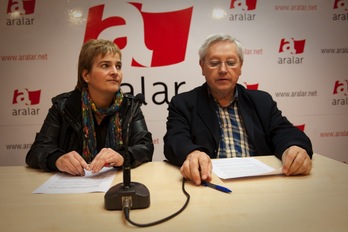 El coordinador general de Aralar, Patxi Zabaleta, y la secretaria de organización, Rebeka Ubera, durante la rueda de prensa celebrada en Donostia. (Gari GARAIALDE/ARGAZKI PRESS)
