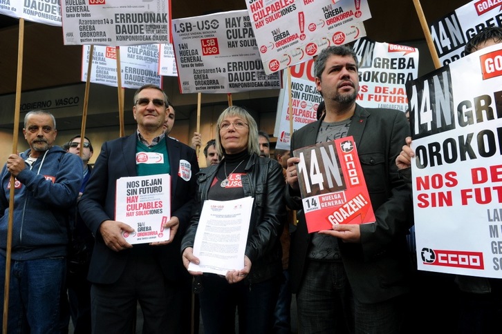 Representantes sindicales, tras registrar la convocatoria de huelga general. (Luis JAUREGIALTZO/ARGAZKI PRESS)