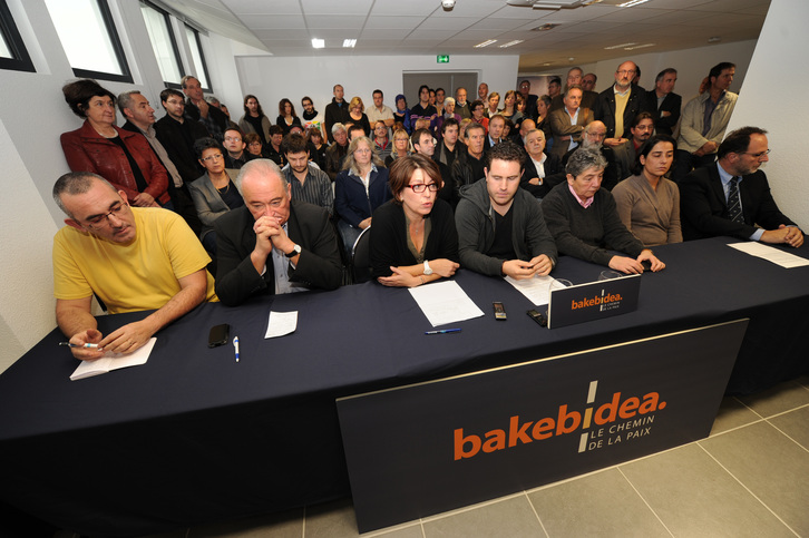 Eragile askotako ordezkariak batu dira Martinen aldeko agerraldian. (Gaizka IROZ)