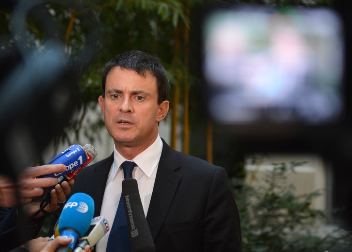 Valls, haciendo declaraciones antes de llegar al Senado. (Miguel MEDINA / AFP)