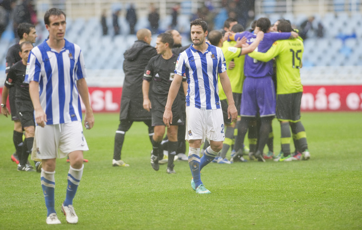 Realeko jokalariak buru makur partida bukaeran. (Andoni CANELLADA 7 ARGAZKI PRESS)