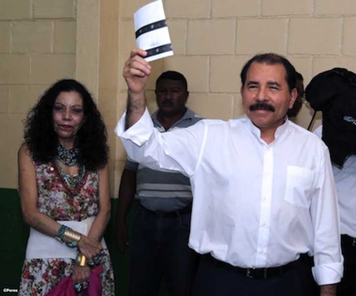 El presidente nicaragüense, Daniel Ortega, deposita su voto en los comicios municipales. (César PÉREZ/AFP)