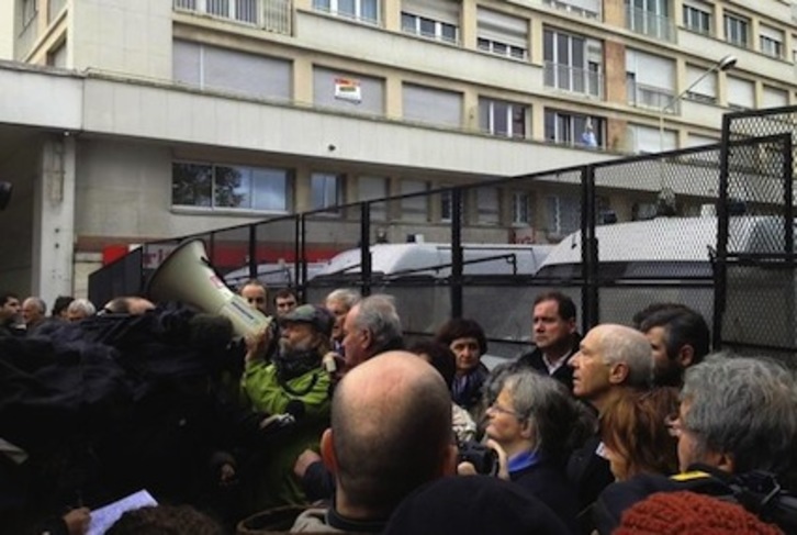 Alderdi guztietako ordezkariak, suprefeturaren aurrean egindako elkarretaratzean. (@laurenceSG)