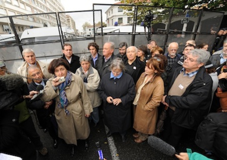 Electos de todas las formaciones de Ipar Euskal Herria, durante la protesta que han llevado a cabo en Baiona. (Gaizka IROZ/ARGAZKI PRESS)